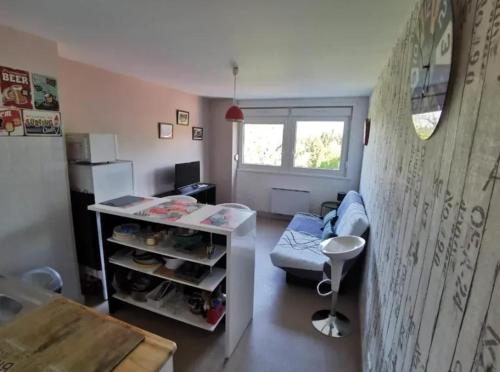 ジェラールメにあるStudio confortable à Gérardmer de 27 m²のソファとテーブルのあるリビングルーム