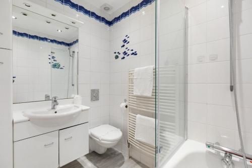 a bathroom with a toilet and a sink and a shower at Garden Parking WiFi Near Sky Elstree Studios in Elstree