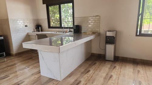een keuken met een groot wit aanrecht in een kamer bij Private Guesthouse near Airport in San Pedro Sula