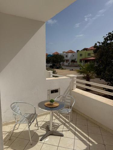 een klein tafeltje en twee stoelen op een balkon bij Murdeira V159D Duplex by RPG Group in Beirona
