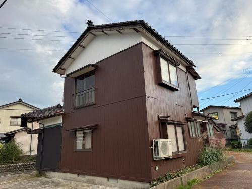 a brown and white house at 鶴岡中心市街地戸建て一棟貸切ゲストハウス in Tsuruoka