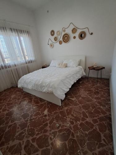 Un dormitorio con una cama con suelo de piedra. en Prisciò, en Melendugno
