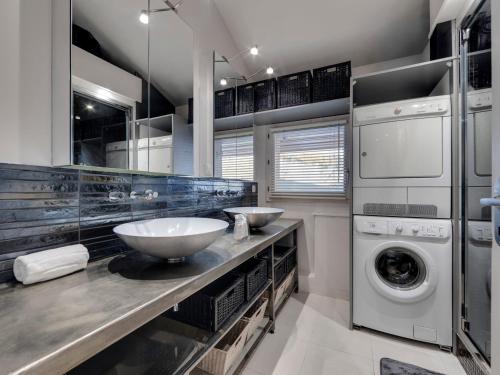 a bathroom with two sinks and a washing machine at Tignes - Duplex rénové, 3 pièces, proche pistes, parking inclus - FR-1-641-115 in Tignes