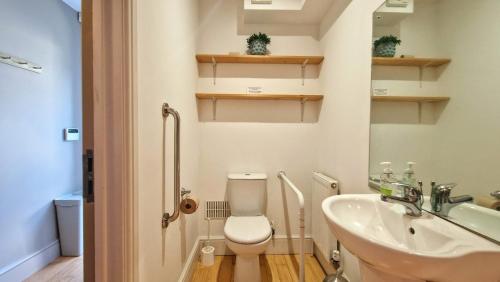BanthamにあるButter Bay at White Horses, Bantham, South Devon with glorious estuary viewsのトイレと洗面台のある小さなバスルーム