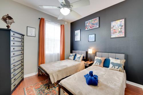 キシミーにある15 Mi to Disney Kissimmee Townhome with Patioのベッド2台とドレッサーのある寝室