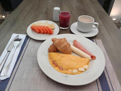 Una mesa con dos platos de comida y una taza de café. en Hotel Castellana 95 Bogota By Hoteles Confort 80, en Bogotá