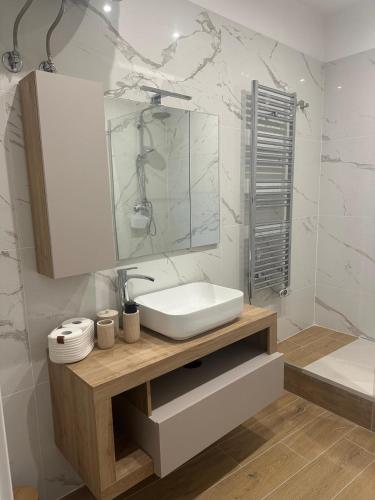 a bathroom with a sink and a mirror at Il Bijoux in Celano