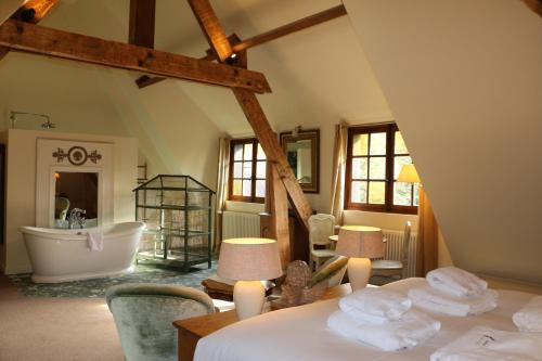Postel nebo postele na pokoji v ubytování Auberge Bout de Bois