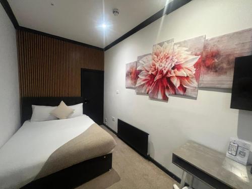 Postel nebo postele na pokoji v ubytování Amsterdam Hotel
