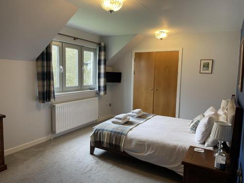 a bedroom with a bed and a window at Cottage 7 - Skye Cottage in Fort Augustus