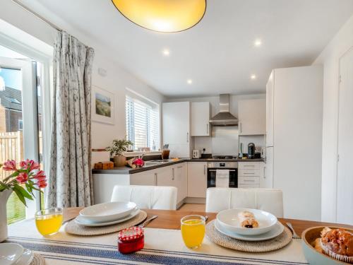 eine Küche und ein Esszimmer mit Tisch und Stühlen in der Unterkunft Fulmar Retreat - Uk41431 in Amble