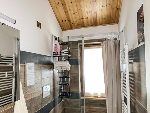 ein Badezimmer mit Dusche und Glastür in der Unterkunft Maison Marie Antoniette in Roccaraso