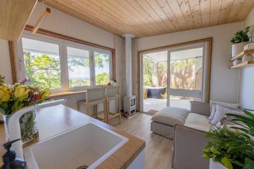 Photo de la galerie de l'établissement Rainforest Retreat YIN Tiny Home with Ocean Views, à Foxground