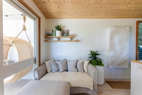 Photo de la galerie de l'établissement Rainforest Retreat YIN Tiny Home with Ocean Views, à Foxground