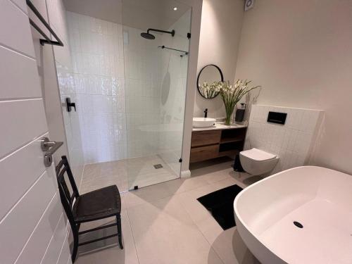Un baño de Lagoon and mountain views, Plett central, new apartment