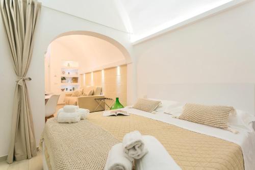 Una habitación blanca con dos camas con toallas encima. en La Casa di Ninetta - Boutique Stay, en Monopoli
