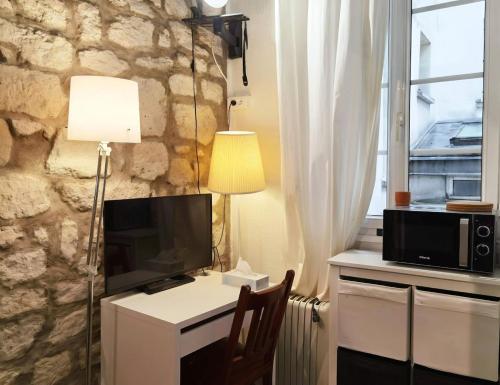 Cute Marais Studio near Metro Heart of Paris N4-22