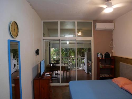 1 dormitorio con cama y vistas a la sala de estar en STUDIO FACE MARINA, en Saint-François