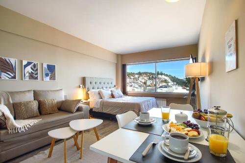 una sala de estar con un sofá y una mesa en Postal del Nahuel, en San Carlos de Bariloche