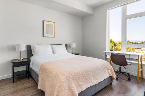ベルモントにあるBlueground Belmont pool nr Coyote Point SFO-1919のベッドと机と窓のある寝室