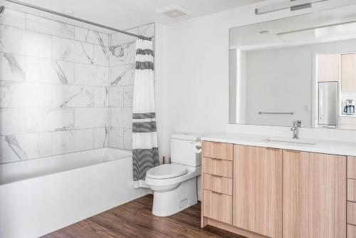 ベルモントにあるBlueground Belmont pool nr Coyote Point SFO-1919の浴槽、トイレ、洗面台を備えたバスルーム