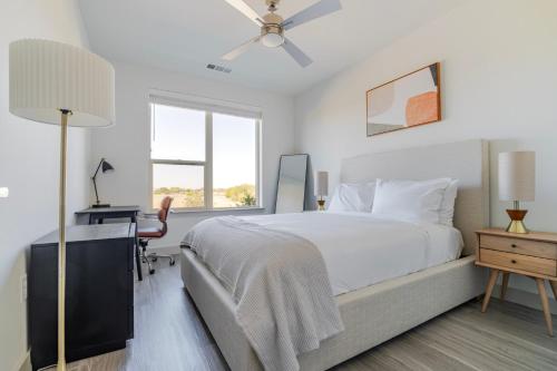 um quarto branco com uma cama e uma secretária em Blueground Del Valle pool nr McKinney Falls ATX-355 em Austin