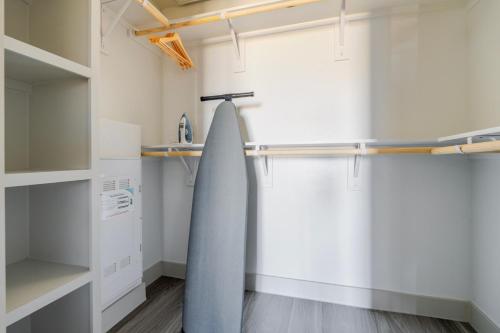 uma casa de banho com uma prancha de surf pendurada na parede em Blueground Del Valle pool nr McKinney Falls ATX-355 em Austin
