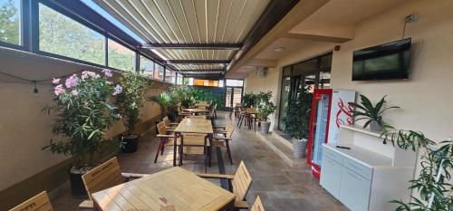 TV a/nebo společenská místnost v ubytování Roca Del Mar