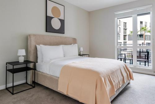 Postel nebo postele na pokoji v ubytování Blueground Milpitas fitness center nr Great Mall SFO-2002