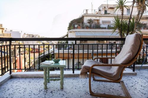 Un balcon sau o terasă la Adorable Jacuzzi flat in the most alive Athens!