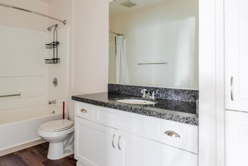 Ένα μπάνιο στο Blueground Santa Clara pool nr Central Park SFO-2046