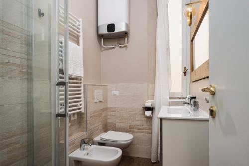 Classbnb - Luxurious and spacious 5-bedroom and 5-bath apartment, just 3 minutes from Milan central station metro, M2 green M3 yellow lines
