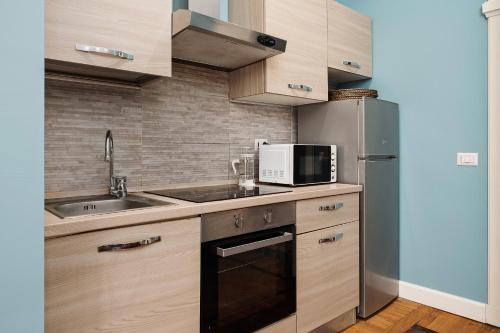 Classbnb - Luxurious and spacious 5-bedroom and 5-bath apartment, just 3 minutes from Milan central station metro, M2 green M3 yellow lines