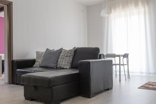 a living room with a couch and a table at B&B Via Nazionale in Milazzo