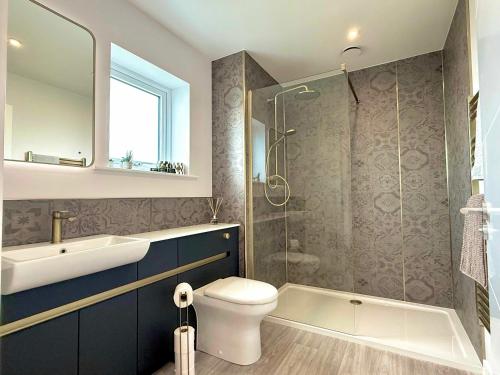 une salle de bain avec toilettes, lavabo et douche dans l'établissement Isles View, Luxury Modern Spacious Villa in Kirkwall, à Orkney