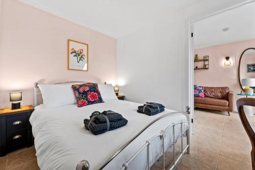 Un dormitorio con una cama con dos bolsas encima. en Near Warwick Hospital, Cozy Studio, Free Parking, en Warwick