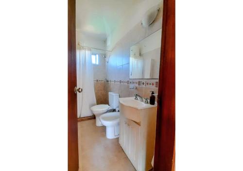 une salle de bains avec toilettes et lavabo dans l'établissement GreyStone, à Balneario Buenos Aires