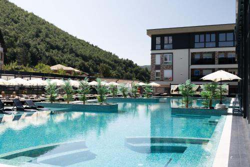 Der Swimmingpool an oder in der Nähe von Aqua Raj ND