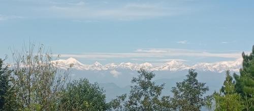 ThapathaliにあるEverest Home Stay Temal Kalimati Towerの遠くに雪をかぶった山々の景色