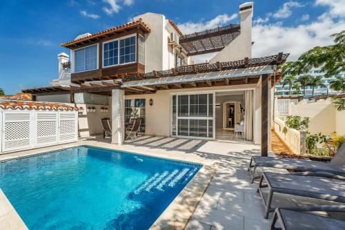 La Caleta Seaside Villa With Pool