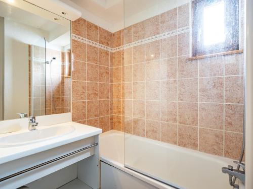 Ένα μπάνιο στο Appartement aux pistes, 6 pers, 2 ch, sans wifi - FR-1-807-129