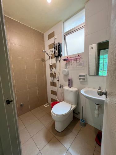 Koupelna v ubytování Cameronian Lodge by AziziCameron