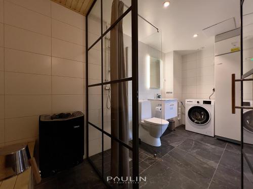 ein Badezimmer mit Toilette und Waschmaschine in der Unterkunft Lindvallen Ski Resort Pool and Padel - Sauna - 6 Guests in Sälen