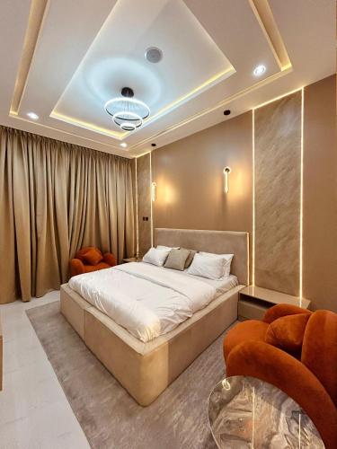 Un pat sau paturi într-o cameră la Selina Apartment