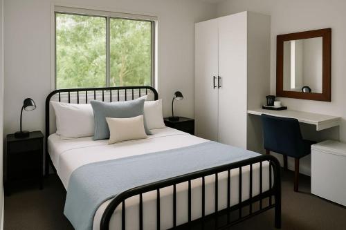 Postel nebo postele na pokoji v ubytování Tranquil Queen Room & Pool