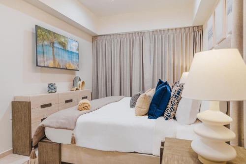 a bedroom with a white bed and a lamp at Walk to Palm Beach! 5Bed Hottub with Pool 10people in Palm-Eagle Beach