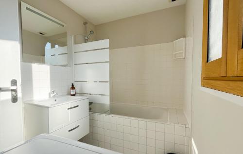 Bel appartement lumineux - quartier La Doutre - 4 personnes - في أنجيه: حمام أبيض مع حوض استحمام ومغسلة