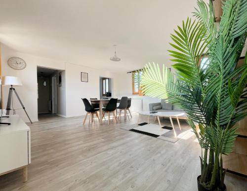 Bel appartement lumineux - quartier La Doutre - 4 personnes - في أنجيه: غرفة معيشة بها طاولة وكراسي