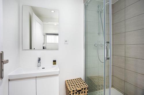 Koupelna v ubytování Charming 1-Bedroom Apartment Near Paris