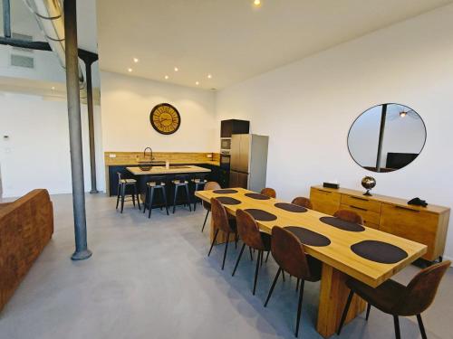 Posezení v ubytování APPARTEMENT 4 CHAMBRES loft industriel